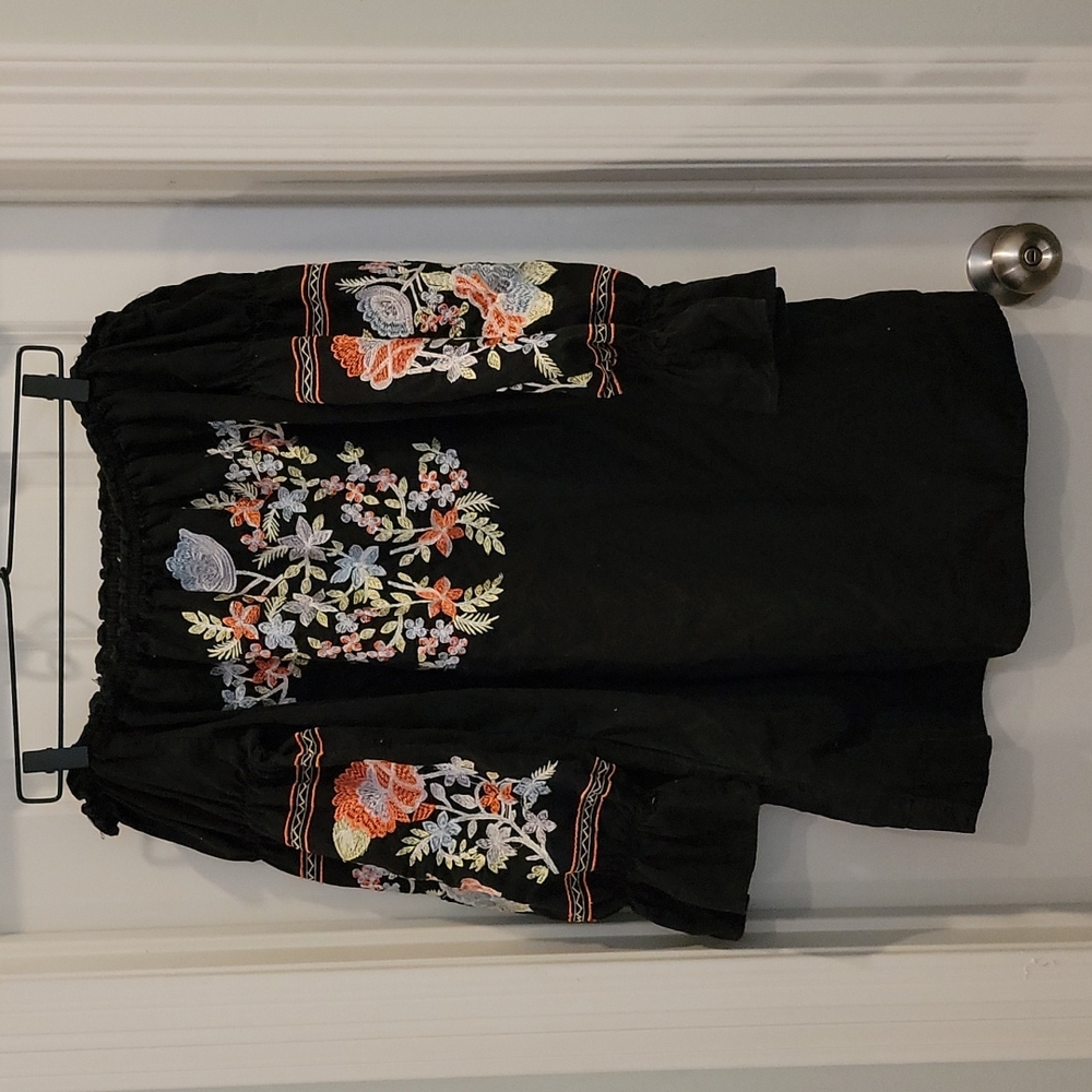 Free People off the shoulder embroidered dress with pockets. Size large